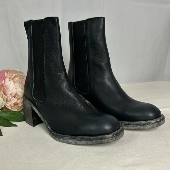NWOB Free People Essential Chelsea Womens Black Leather Stacked Heel Boots - Picture 2 of 8